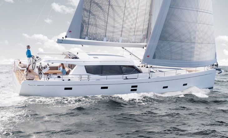 Voilier de luxe Moody Decksaloon 54 blanc naviguant en pleine mer