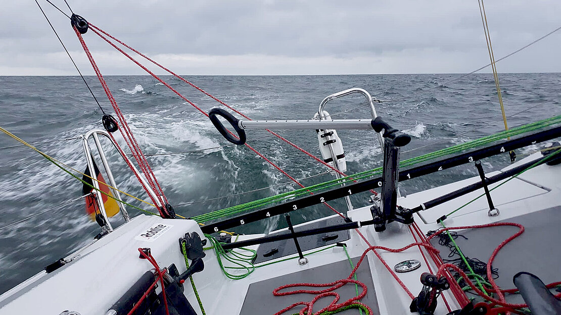 El velero de competición Dehler 30 one design compite en mar abierto en la Regata Silverrudder de Svendborg, Dinamarca