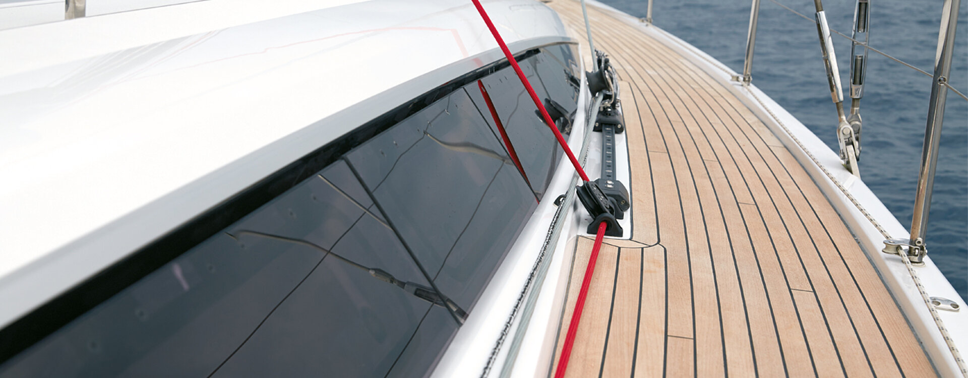 Arredamento interno dello yacht Dehler con un design che fonde funzionalità ed estetica, e una maestria impeccabile fino al più piccolo dettaglio
