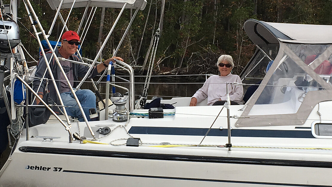 Una coppia si gode una veleggiata pacifica sull'yacht Dehler Jester, ammirando le straordinarie vedute dell'oceano.