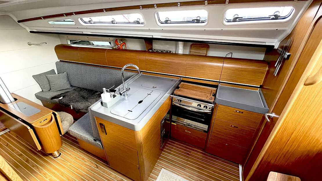 Cucina interna dello yacht a vela Saga, pavimenti in legno e armadietti sono incorporati con stile nel piano cucina pensato