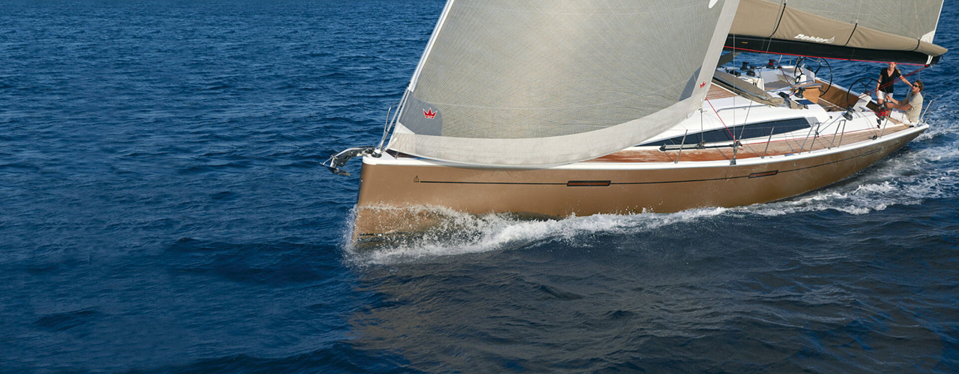 Yacht Dehler che solca le onde, offrendo l'eccitazione della vela con velocità e precisione