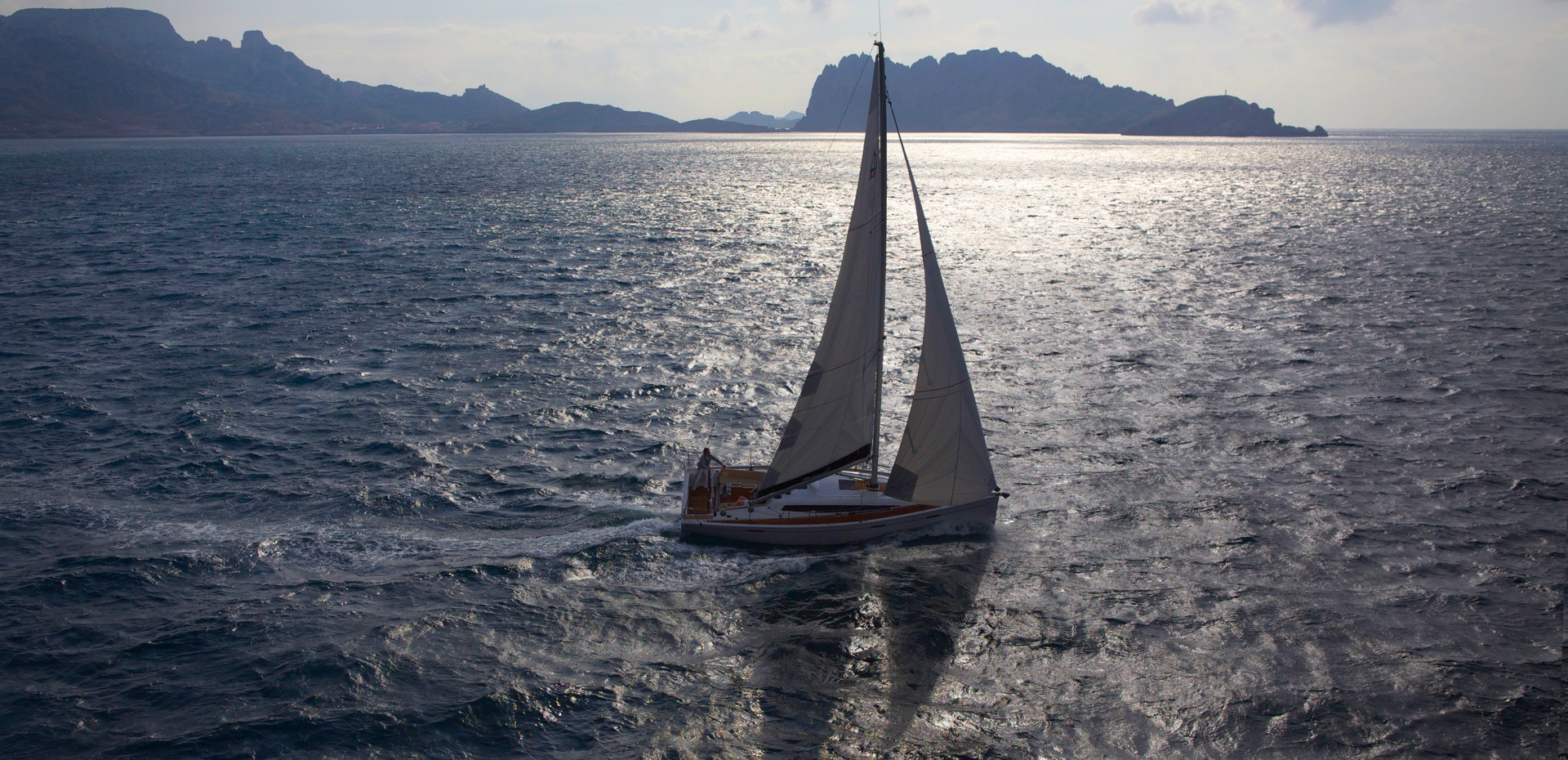 德赫勒帆船在欧洲海岸线上的岩石上航行