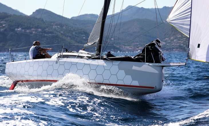 Barco de vela de la marca Dehler listo para la carrera en el mar
