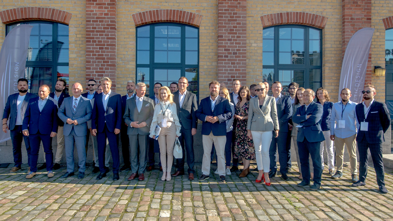 Photo de groupe de la cérémonie d'ouverture de l'Institut de design balte, le PDG de HanseYachts AG, Dr. Jens Gerhardt, le directeur des ventes de HanseYachts AG, Raoul Bajorat, le directeur du développement de HanseYachts AG et Maciej Twardowski.