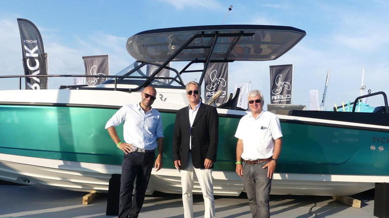 Bill Dixon, Produktmanager Andrea Zambonini und Dr. Jens Gerhardt von der HanseYachts AG posieren vor der neuen RYCK 280 auf dem Cannes Yachting Festival