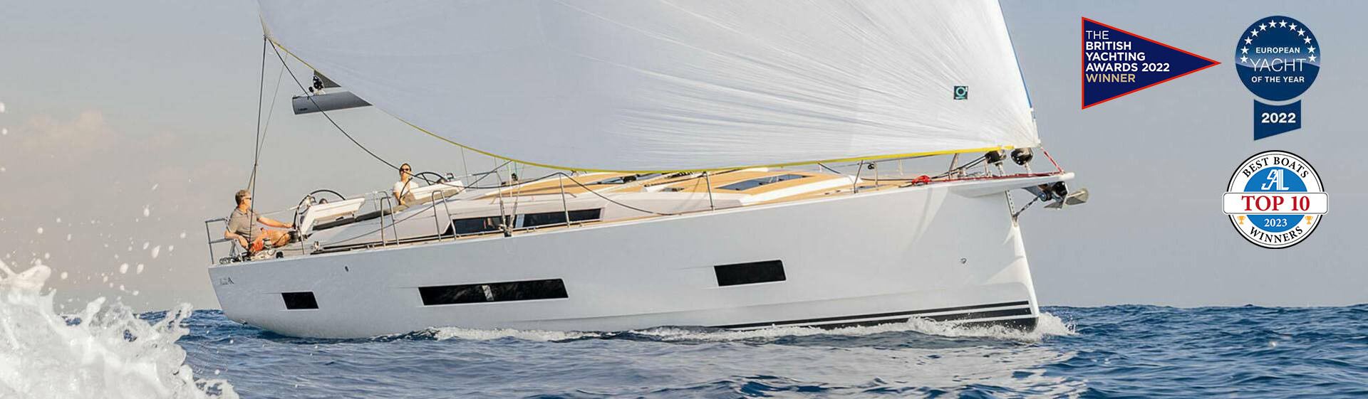 yacht a vela ad alte prestazioni in acqua blu 