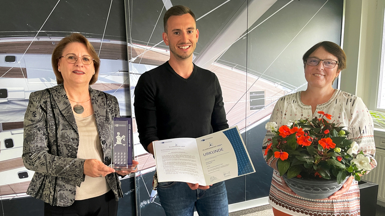Les employés des ressources humaines de Hanse yachts acceptent le prix d'excellence pour la formation des employés