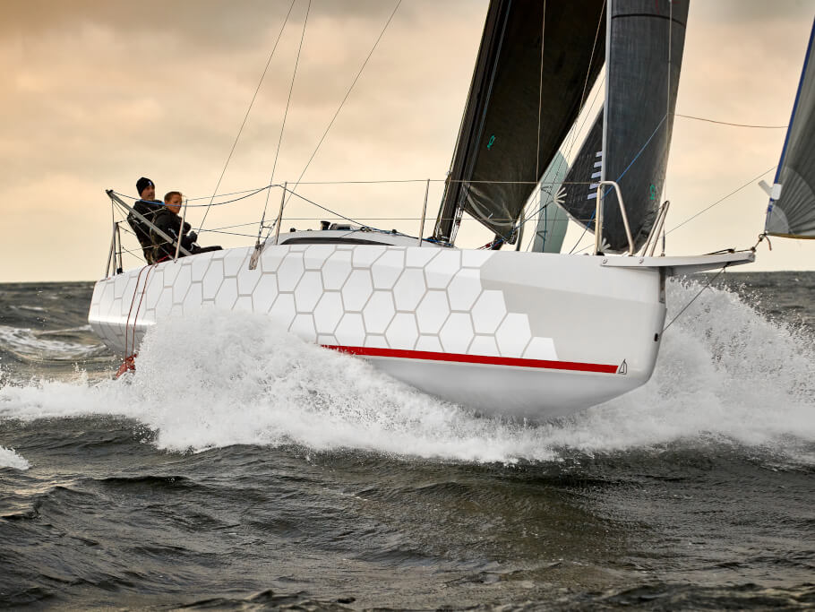 Dehler 30 one design extérieur | Nous avons créé un bateau qui atteint l'équilibre parfait entre la vitesse et maniabilité grâce à l'utilisation des toutes dernières technologies. | Dehler