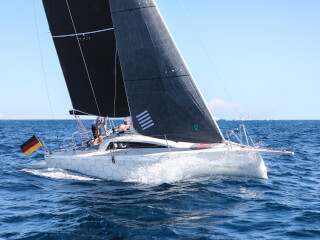 Dehler 30 one design 外觀 | Dehler 30的一種設計是高科技的競技運動帆船，全家都能在此感受到賓至如歸的感覺。 | Dehler
