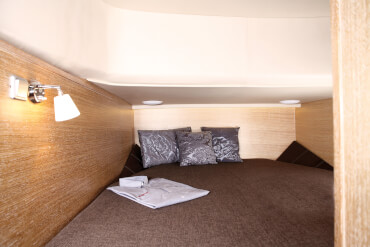 Fjord 36 open Vista interior cabina | cama doble, lámpara para leer | Fjord