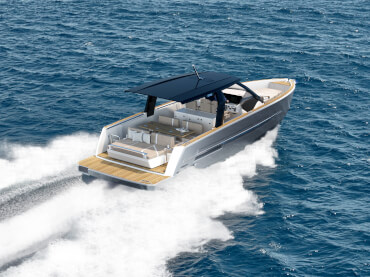 FJORD 39 XL Vista esterna | Ogni giro su questo yacht è caratterizzato da prestazioni potenti che portano la gioia degli sport acquatici a un nuovo livello. | Fjord