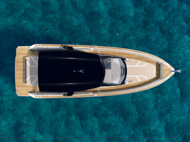 FJORD 39 XL Üstten görünüm | T-top sadece etkili bir güneş ve hava koruması sağlamakla kalmaz, aynı zamanda tekneye karşı konulmaz derecede çarpıcı ve karizmatik bir görünüm kazandırır. | Fjord