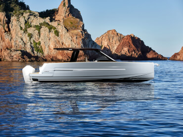 FJORD 39 XP side view | All the FJORD trademarks: vertical bow, angular lines and t-shaped roof. | Fjord