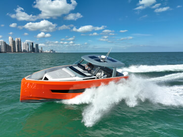 F41XP exterior 2 | The V-shape of the hull provides stability and allows you to reach speeds of over 40kt! | Fjord