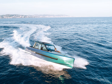 El coupé FJORD 44 atraviesa el mar a toda velocidad