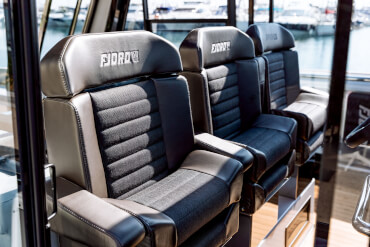 FJORD 44 coupé управление | Трехместное сиденье на посту управления гарантирует, что не только рулевой испытает прилив адреналина управляя яхтой. | Fjord