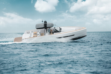 FJORD 44 open exterior | All the FJORD trademarks: vertical bow, angular lines and t-shaped roof. | Fjord