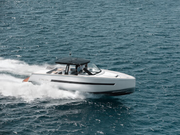 Fjord 48 open Exterior ride | T-top with skylights, foredeck and aft sunbed, painted hull | Fjord
