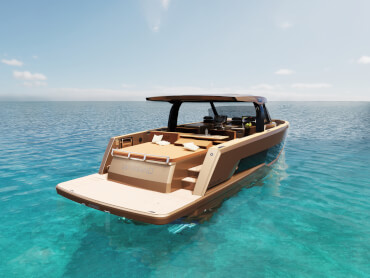 Motorboot mit großer Badeplattform und Sonnenliege