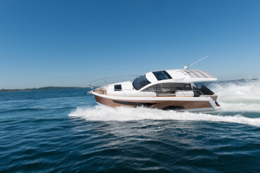 Sealine C330 exterior | Full spead ahead into new adventures at sea. | Sealine