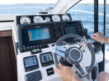 Sealine C330 helm | The helm position provides you with 360 degree visibility thanks the the large windscreen and side windows. | Sealine