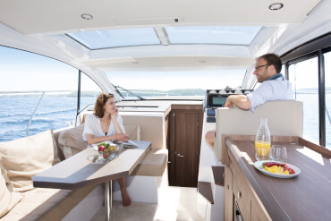 Sealine C330 saloon | At a length of 33 feet, the C330 offers many sociable places. Even at the helm, you will always have company close by. | Sealine