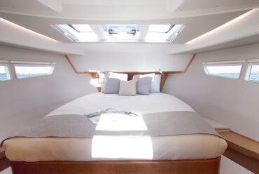 Sealine C330 Eignerkabine | Im Innenraum wird sofort klar, wieso Lichtschalter auf dieser Yacht nur selten vor dem Sonnenuntergang benutzt werden. | Sealine
