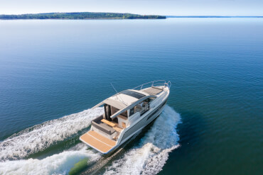 Stylish 33 foot yacht Sealine C335