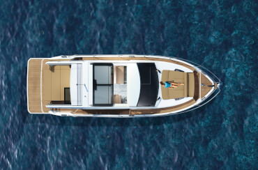 Sealine C335 cockpit | Enjoy boating at any time and at any sea: there are plenty of options to find your favourite spot in every weather. | Sealine