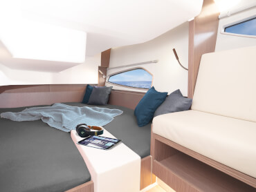 Sealine C335v的客舱，配有大型双人床和座位区