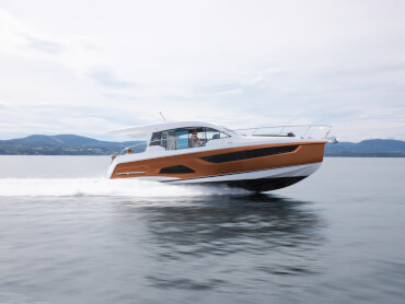Sealine C390 extérieur | Chaque courbe, ligne et surface est conçue pour créer l'expérience la plus intense qui soit en matière de yacht à moteur. | Sealine