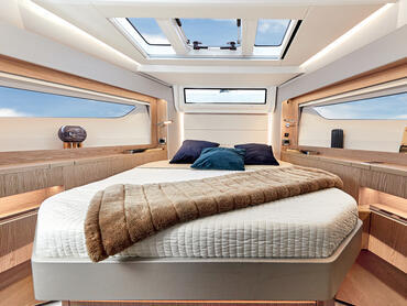 Sealine C390v主臥艙 | 特殊設計的布料，精心打造的木作和鏡面櫥櫃門, 加上單座加大雙人床創造了完美的環境。 | Sealine