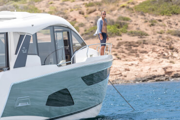 Sealine C530 exterior | The C530 offer unobstructed views - whether inside or outside. | Sealine