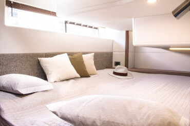 Interior view aft cabin | dobble bed, window | Sealine