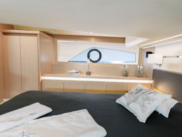 Sealine F430 каюта владельца | Если Вы цените эстетику высококлассных дизайнерских отелей, то будете чувствовать себя на своей яхте F430 как дома. | Sealine