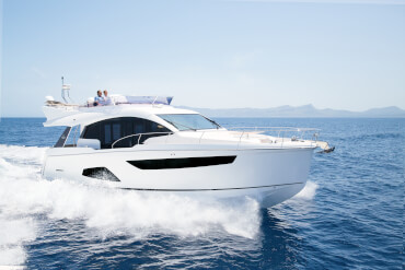 Sealine F530 внешний вид | Помимо потрясающего внешнего вида, яхта Sealine F530 предлагает планировку с тремя каютами для гостей и одну для экипажа. | Sealine
