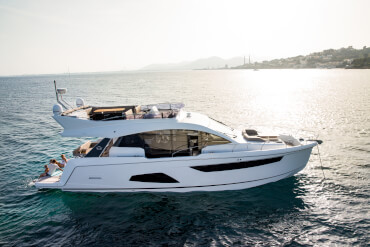 Sealine F530 exterior | Distinctive on the outside, spacious on the inside: the Sealine F530. | Sealine