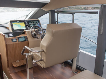 Sealine F530 helm | Due to the impressive one-piece windshield, visibility and brightness to the front are equally great as to the side. | Sealine