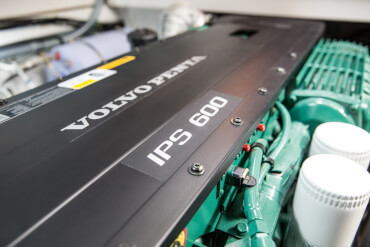 Sealine F530引擎發動機 | 雙沃爾沃遍達IPS800引擎可產生1200 hp的馬力功率，並將F530的速度提高至34節。 | Sealine