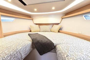 Sealine S330 guest cabin | Large hull windows and additional skylights provide abundant natural light. | Sealine
