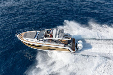 Sealine S330v exterior | Two fun-todrive outboards make driving the S330v spontaneous and entertaining. | Sealine