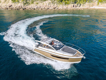 Sealine S330v exterior | The Sealine S330v is here, ready to exceed your expecations. | Sealine
