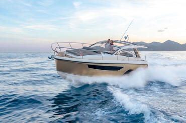 Sealine S330v exterior | The S330v is powered by 600 hp. | Sealine
