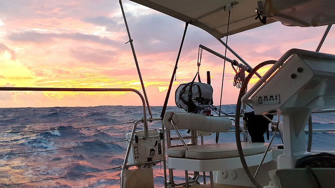 蓝水帆船上的夕阳