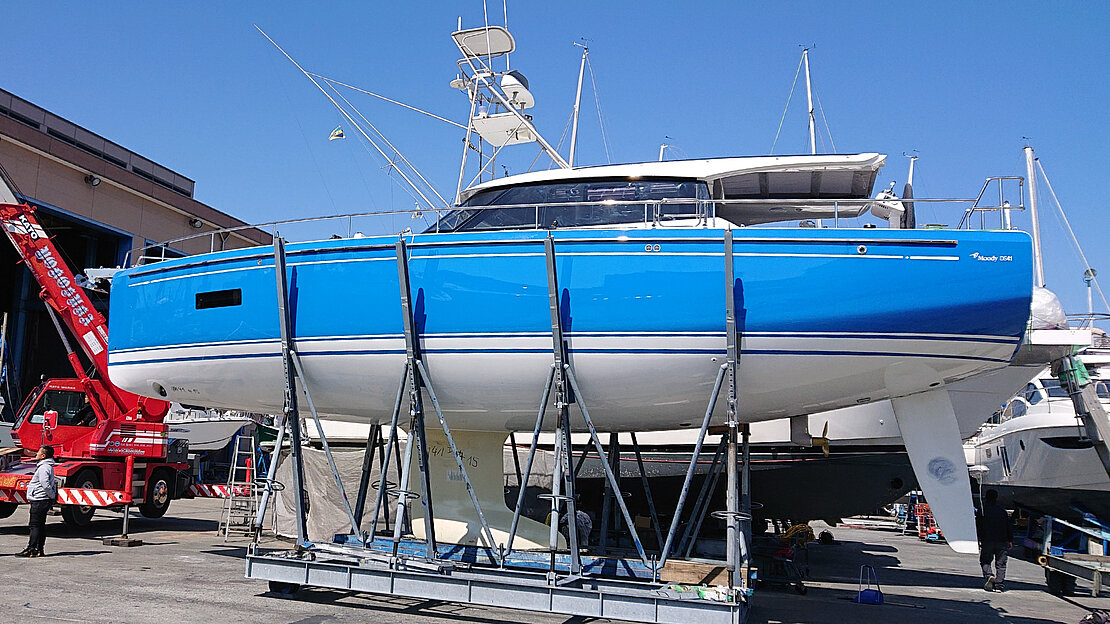 Blauwassersegelboot außerhalb des Wassers