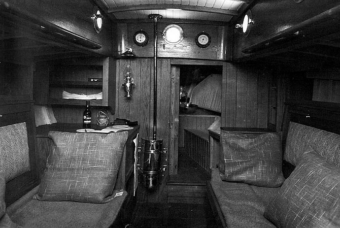 Vue de la cabine du Vindilis, un élégant voilier en bois de haute qualité, conçu par T. Harrison Butler.